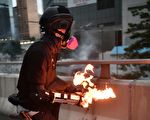 丢汽油弹男子所带头盔 广东特警同款？