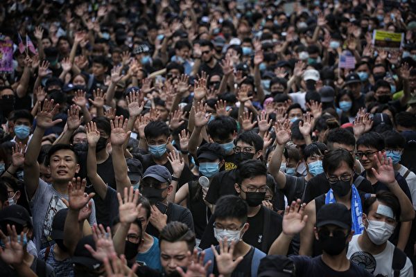 2019年9月8日，民众纷纷伸出五个手指，要求回应五大诉求。（VIVEK PRAKASH/AFP/Getty Images）
