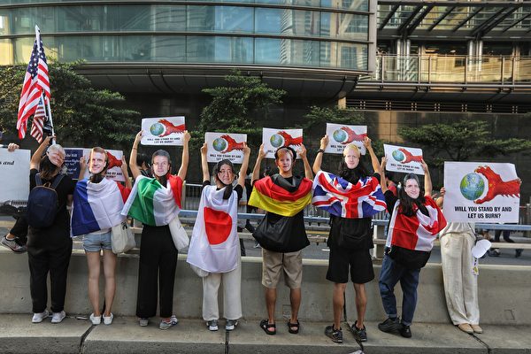 2019年9月8日，民众戴着描绘各国领导人图像的面具，呼吁美国向北京施加压力，并让国会通过《香港人权与民主法案》。（VIVEK PRAKASH/AFP/Getty Images）