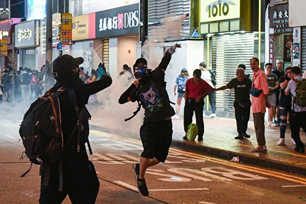 2019年9月8日，警方在銅鑼灣發射催淚彈。（ANTHONY WALLACE/AFP/Getty Images）