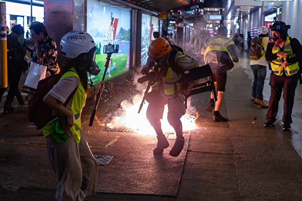 2019年9月8日，警方在铜锣湾站发射催泪弹。（PHILIP FONG/AFP/Getty Images）