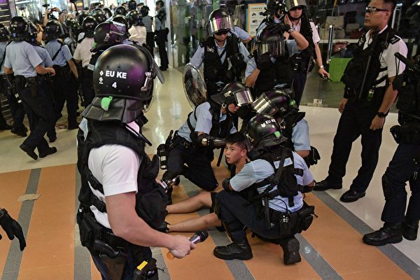 9月14日晚，有民眾發生爭執。圖為警察在九龍灣抓人。 NICOLAS ASFOURI/AFP/Getty Images）