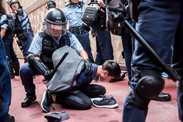 9月14日晚，有民眾發生爭執。圖為警察在九龍灣抓人。 NICOLAS ASFOURI/AFP/Getty Images）