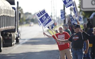TOLEDO, OH - SEPTEMBER 18: General Motors workers wave at passing cars in front of the GM Powertrain Plant on September 18, 2019 in Toledo, Ohio. GM and the United Auto Workers union, which is leading its first strike against the auto maker since 2007, bargained into the evening yesterday and had plans to continue today over wages and health care, according to published reports citing sources familiar with the negotiations. (Photo by J.D. Pooley/Getty Images)