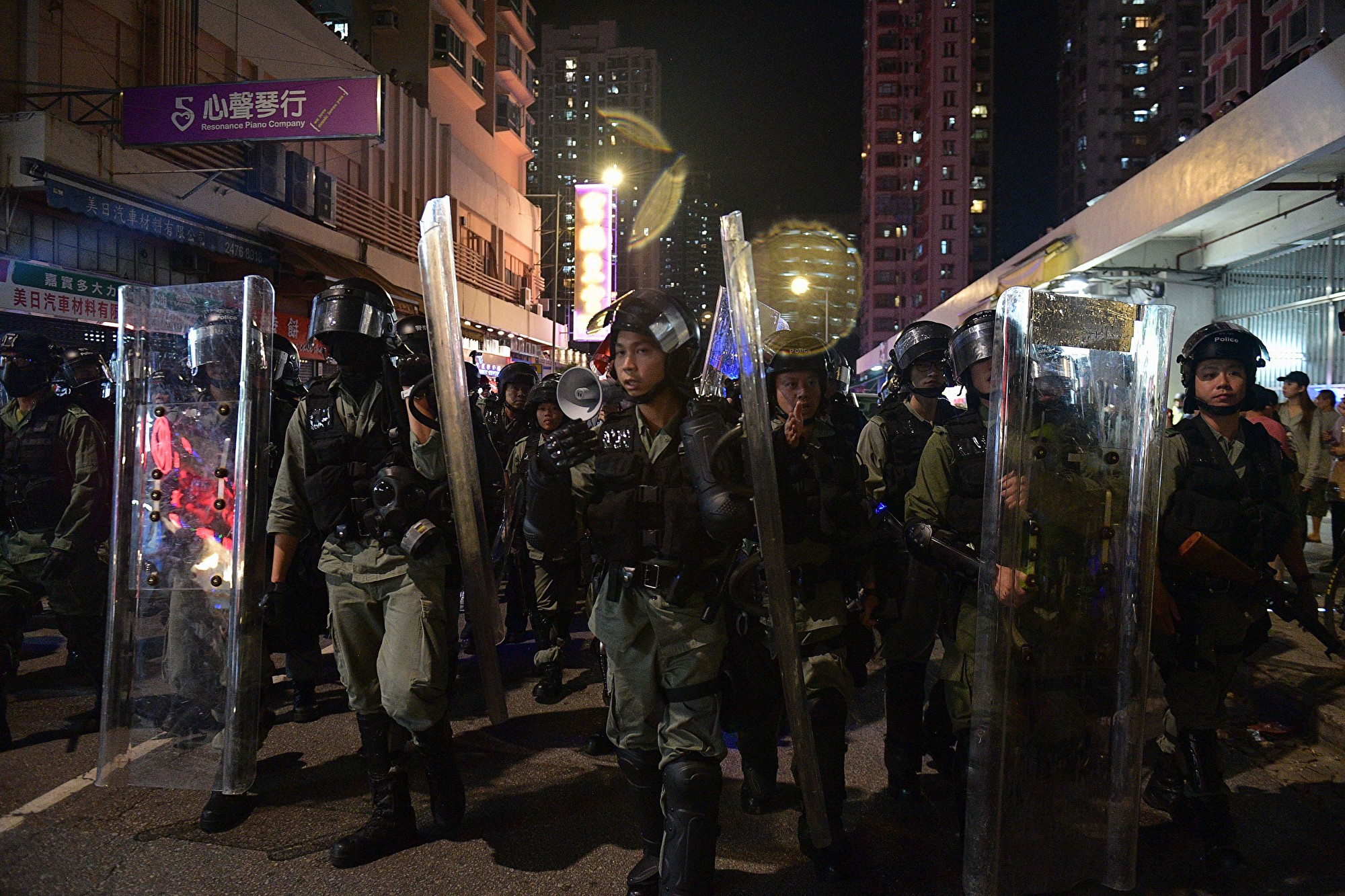 9月21日圓朗，防暴警放催淚彈，襲擊示威者。 （NICOLAS ASFOURI/AFP/Getty Images）