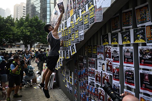 9月28日，網民發起當日下午「連儂之路」活動。（PHILIP FONG/AFP/Getty Images)）