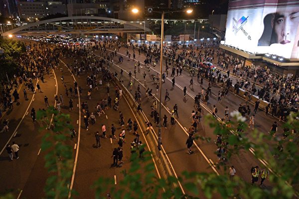 9月28日晚，金鐘夏愨道海富天橋處聚集的民眾佔據東西行車道。（NICOLAS ASFOURI/AFP/Getty Images）
