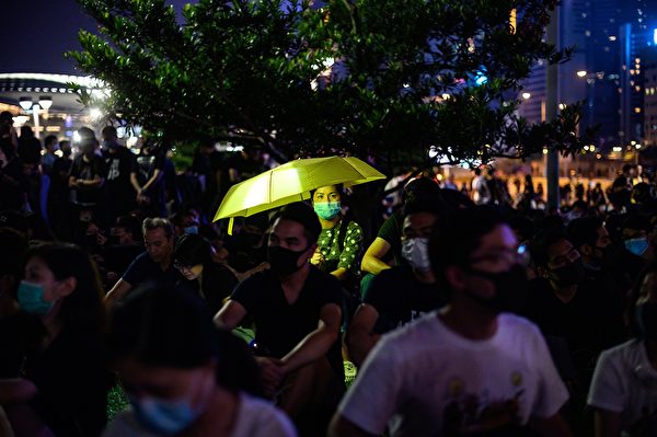 9月28日晚，大批民众在添马公园集会。（PHILIP FONG/AFP/Getty Images）