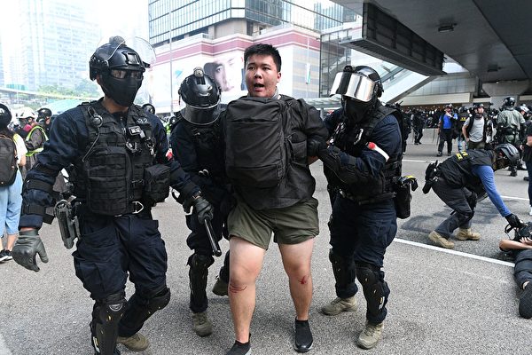 9月29日，港警在金鐘瘋狂抓人。（MOHD RASFAN/AFP/Getty Images）