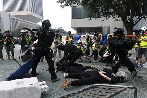 9月29日，港警在金鐘瘋狂抓人。（MOHD RASFAN/AFP/Getty Images）