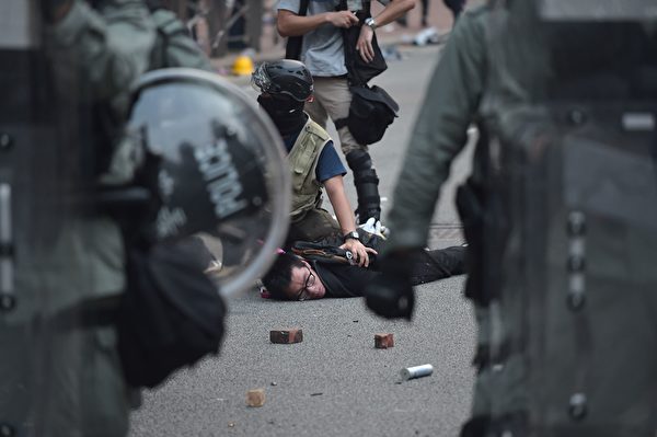 9月29日，港警瘋狂抓人。（NICOLAS ASFOURI/AFP/Getty Images）