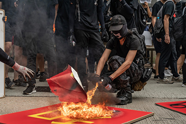 9月29日晚，示威者在燒中共70年慶廣告牌。（Anthony Kwan/Getty Images)