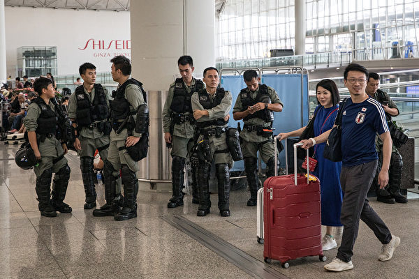 2019年9月7日，港警在香港國際機場入口處戒備。（Chris McGrath/Getty Images)