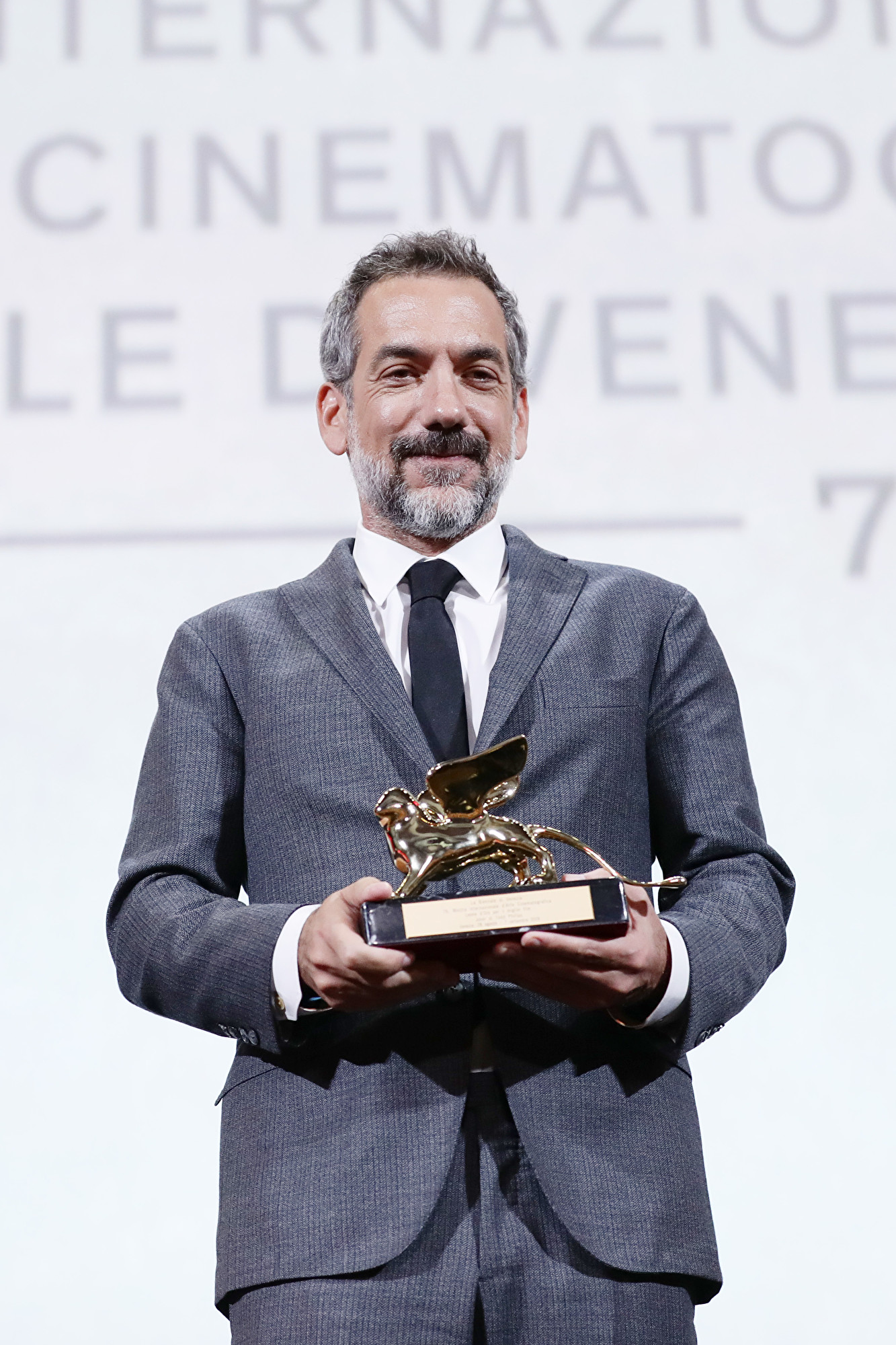 《小丑》(Joker)的導演托德·菲利普斯(Todd Phillips)開心領獎。 (Vittorio Zunino Celotto/Getty Images)