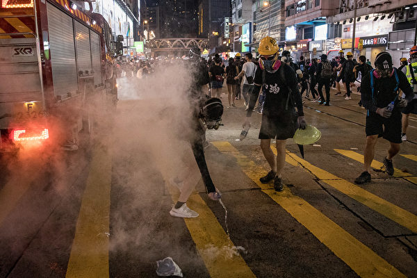 2019年9月8日，警方在銅鑼灣發射催淚彈。（Chris McGrath/Getty Images）