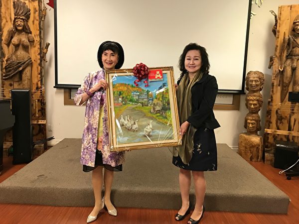 圖：僑務諮詢委員葉憲年9月15日舉辦首次國畫個展，展示她國畫方面的天賦才華。（邱晨/大紀元）