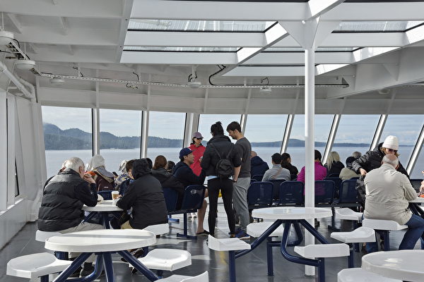 今年秋季开始， 卑诗渡轮（BC Ferries）乘客将有机会在往返温哥华和维多利亚之间的航行中享用啤酒和葡萄酒。图为BC Ferries上的乘客。（童宇/大纪元）