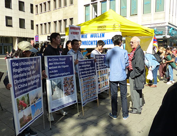 2019年9月14日，多團體齊聚德國科隆譴責中共，聲援香港民眾五大訴求。圖為在中國受迫害的基督徒呼籲停止對基督徒的迫害。（莫凌／大紀元）