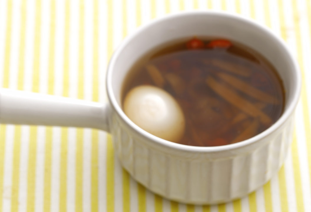 明目護眼雞蛋湯，包含水煮蛋、枸杞、龍眼、黃耆。（圖／《蛋療》）