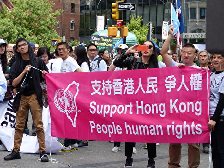 聲援民眾手舉「支持香港人民 爭人權」橫幅。