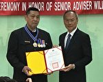 墨尔本华侨刘文灼坚定挺台 获颁海华荣誉章