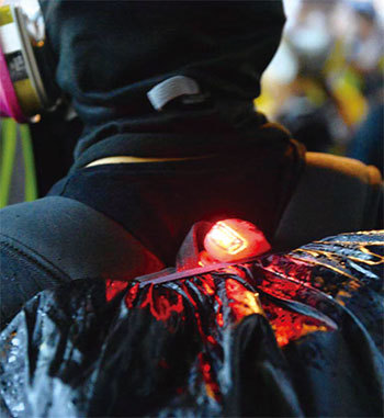 8月31日，很多丟汽油彈的黑衣人的背後配戴了LED燈，全身裝備齊全。（宋碧龍／大紀元）