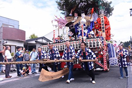 盛冈市一年一度山车秋祭庆典。