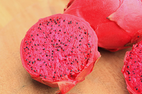 火龙果皮比果肉营养更丰富，口感独特，可连皮一起食用。(Shutterstock)