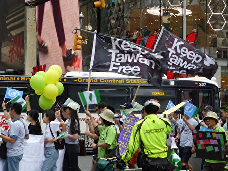 聲援民眾手舉「Keep Taiwan Free」（守護臺灣自由）旗幟遊行。
