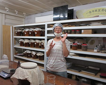 手釀師李虹宜在釀造坊中，指導參與活動的學員親手釀製鹽麴。