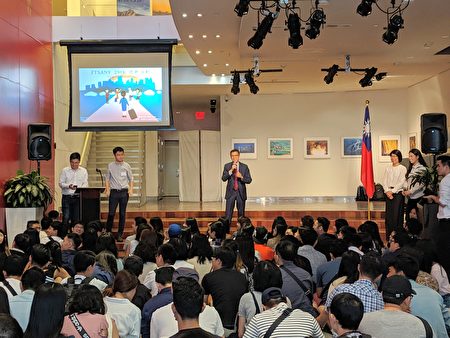 駐紐約臺北經濟文化辦事處副處長楊光彬勉勵臺灣留學生，「不怕困難、不計成敗、不忘初衷」。