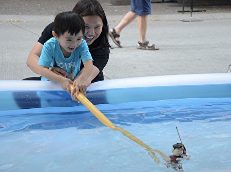 本次文化节的主题是“越爱台湾”。拥有千年历史的越南水上木偶戏来到温哥华，让小朋友们亲自挥杆舞动木偶，亲子其乐融融。(余天白/大纪元)
