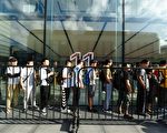新iPhone手机上市一天 在中国被抢光