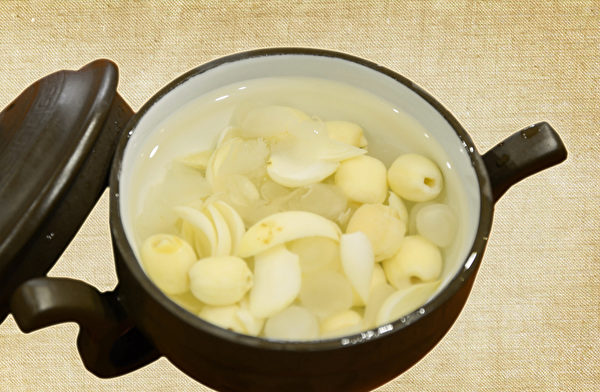 百合蓮子湯改善更年期潮紅、盜汗、心悸、淺眠等症狀。(Shutterstock)