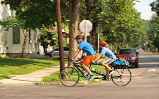 赴多伦多上学 美国父女骑自行车900公里