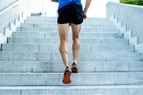 爬楼梯能帮你减肥，还有许多益处。(Shutterstock)