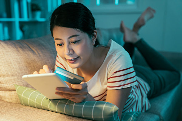 总是喜欢熬夜？教你解决“睡前拖延症”。(Shutterstock)