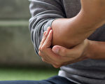 網球肘的症狀是手肘痛、抓握困難，如何緩解疼痛？(Shutterstock)