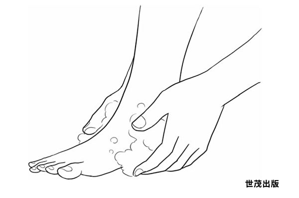 洗腳時，利用泡泡的壓力充分洗淨腳跟。（世茂出版提供）