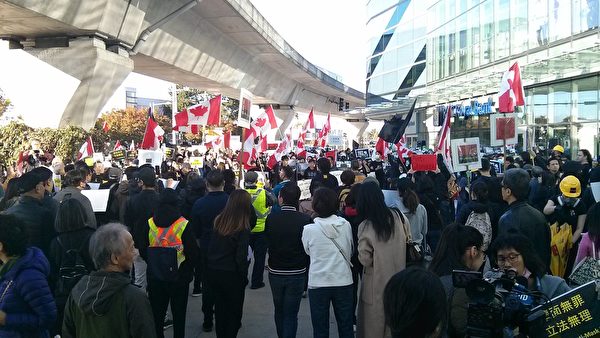 2019年10月5日，500人在溫哥華地區列治文市Aberdeen車站集會，譴責香港政府出台《禁蒙面法》。（李樂／大紀元）