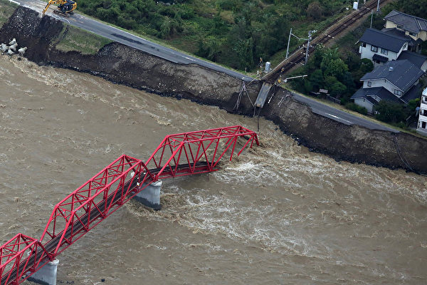 圖為10月13日千曲川上的一座受損的火車過橋。（STR／JIJI PRESS／AFP）