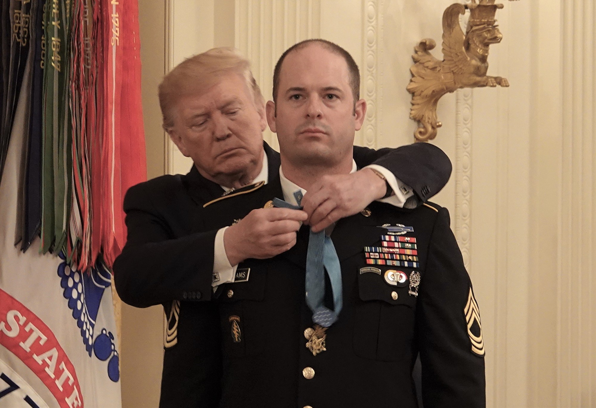 枪林弹雨中救战友美军士长获川普授勋| 川普（特朗普） | 国会荣誉勋章