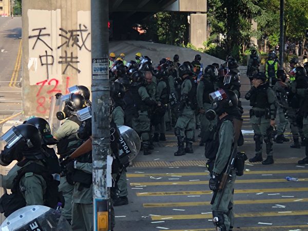 2019年10月1日，「十一」港人六區抗暴政活動。警方屯門施放催淚彈後與民眾對峙。（余天祐／大紀元）