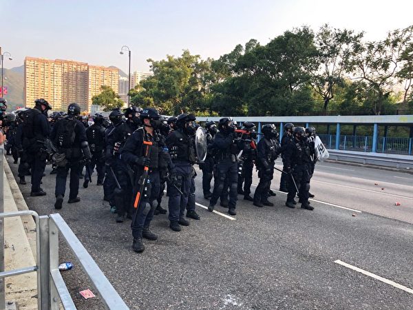 2019年9月30日，在香港沙田聚集很多警力。（葉依帆／大紀元）