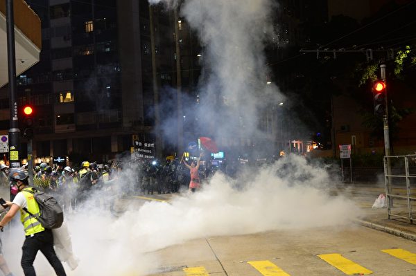 2019年10月1日，「十一」港人六區抗暴政活動。銅鑼灣警察狂放催淚彈。（宋碧龍／大紀元）