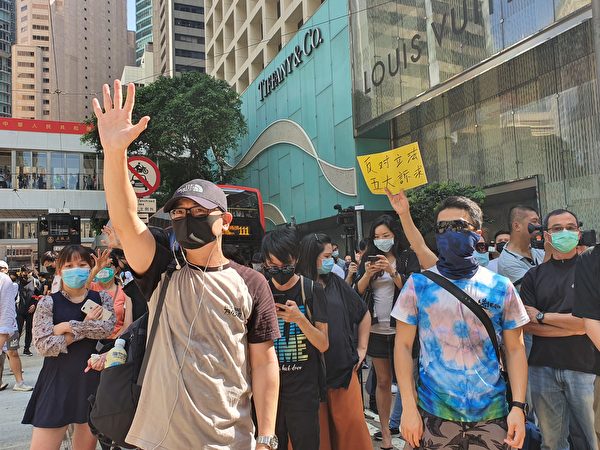 2019年10月4日，中環戴口罩快閃遊行，隊伍到了畢打街，反對《禁蒙面法》。（孫明國／大紀元）