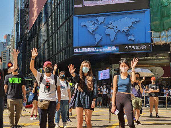 2019年10月4日，中環戴口罩快閃遊行，隊伍到了畢打街，反對《禁蒙面法》。（孫明國／大紀元）