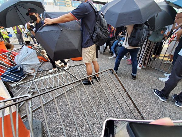 2019年10月4日下午，中環民耀街再被堵。（駱亞／大紀元）