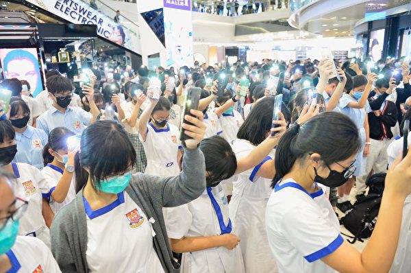 2019年10月4日，香港學生聚集在元朗Yoho商場，堅持五大訴求及反《禁蒙面法》。（余天祐／大紀元）