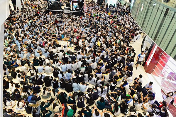 2019年10月4日，香港民眾聚集在元朗Yoho商場。（余天祐／大紀元）